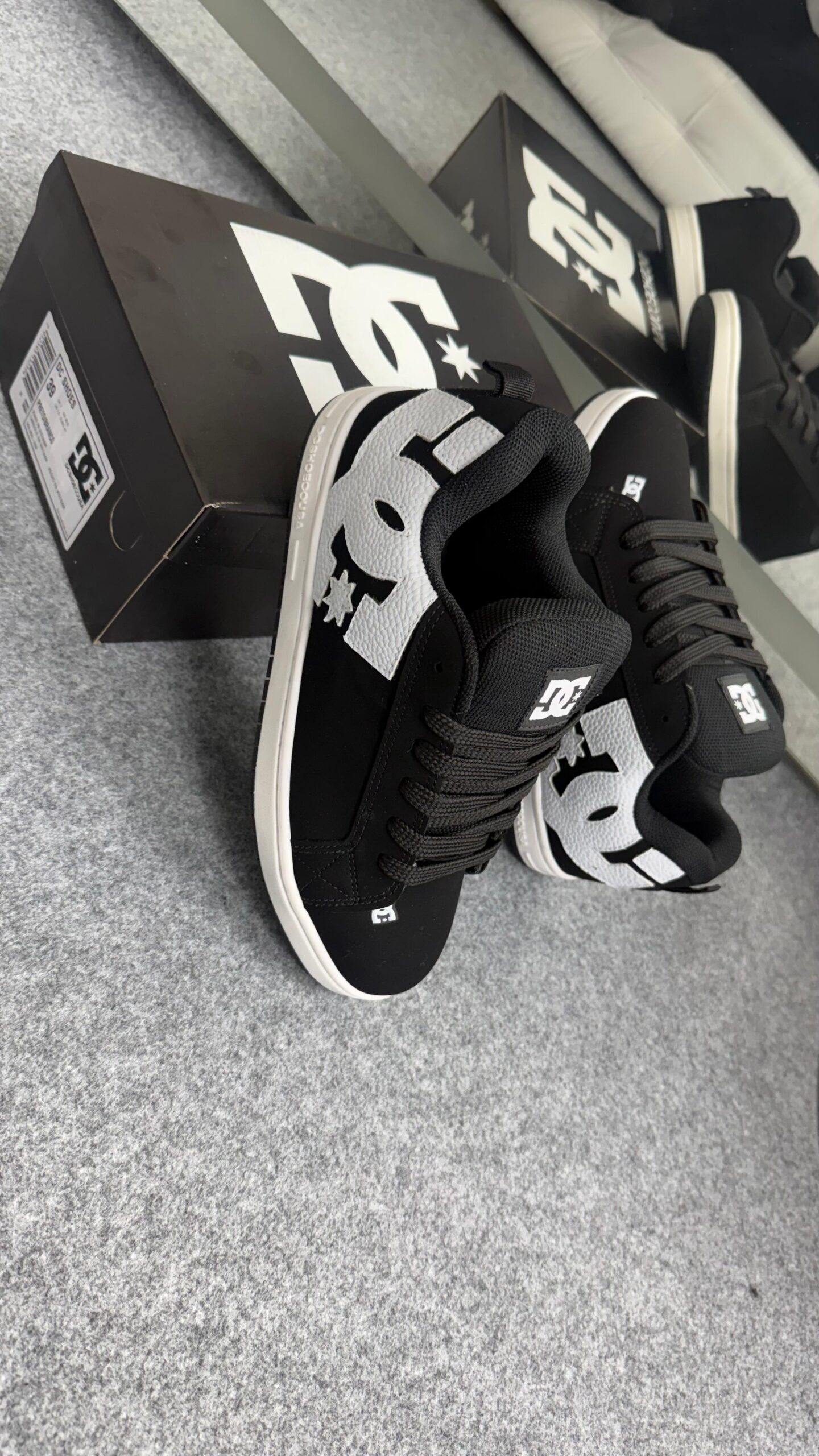 Tênis preto cinza estilo Skate 